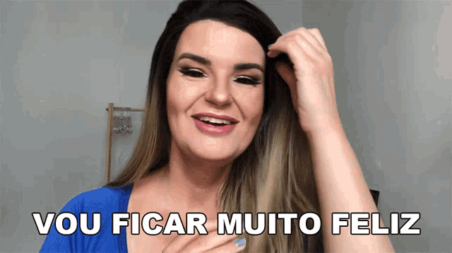 a woman in a blue shirt with the words vou ficar muito feliz on the bottom