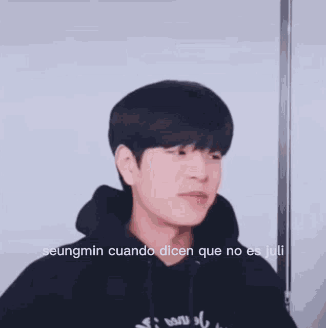 a young man is laughing with the words seungmin cuando dicen que no es juli in the corner