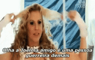 a woman is holding her hair with a caption that says olha a joelma amigo e uma pessoa guerreira demais