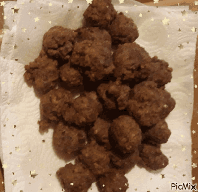 a pile of meatballs on a paper towel with a picmix watermark on the bottom