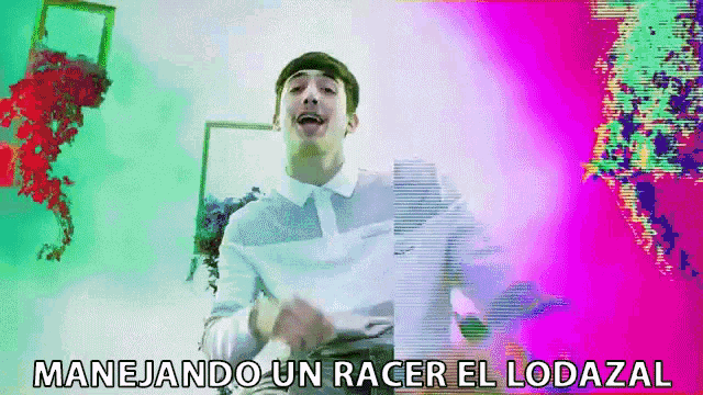 a man is standing in front of a colorful background with the words manejando un racer el lodazal written below him