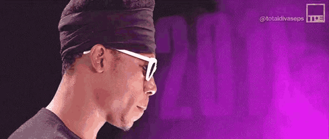 a man wearing sunglasses and a headband with a purple background that says totaldivaseps