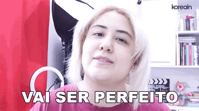 a woman in a red shirt says vai ser perfeito