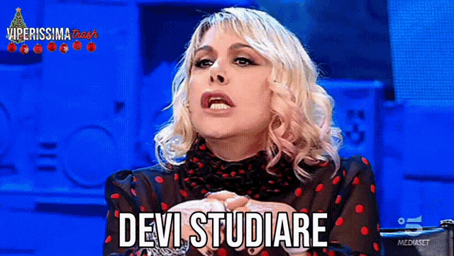 a woman says devi studiare while sitting in a chair