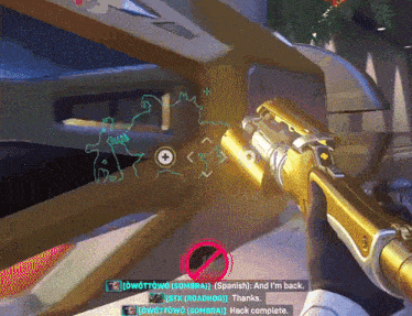 a screenshot of a video game shows a person holding a gun and a spanish message