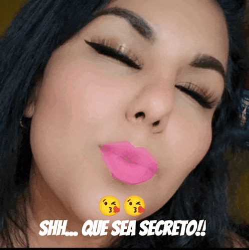 a woman with a pink lip and the words shh que sea secreto