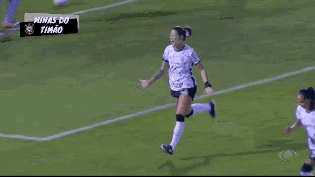 a female soccer player is running on the field with the words hinas do timão in the background