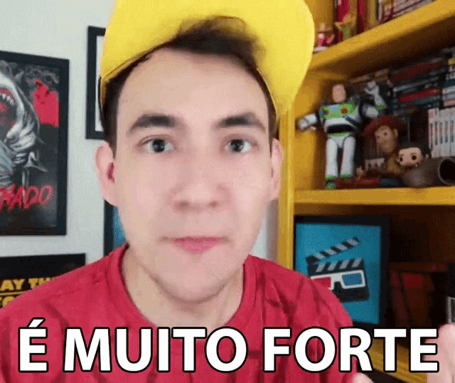 a man wearing a yellow hat and a red shirt says " e muito forte "