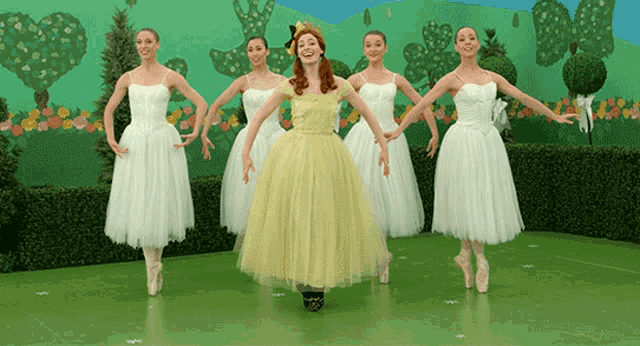 Tippy Toes Dancing GIF - Tippy Toes Dancing Ballet GIFs