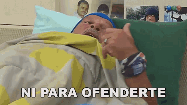 a man laying on a bed with the words ni para ofenderte written on the bottom