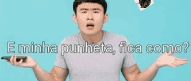 a man holding a cell phone with the words e minha punheta fica como written on the bottom