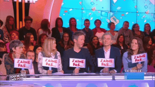 a group of people holding up signs that say j aime pas