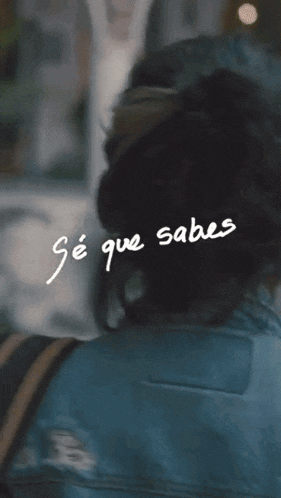 a woman 's back is shown with the words " ge que sabes " written in white