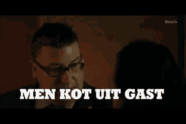 a man with glasses is talking to a woman and the words men kot uit gast are visible