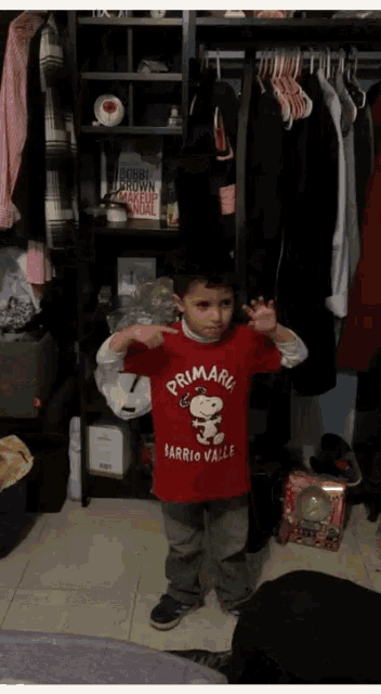 a boy wearing a red shirt that says primario barrio valle