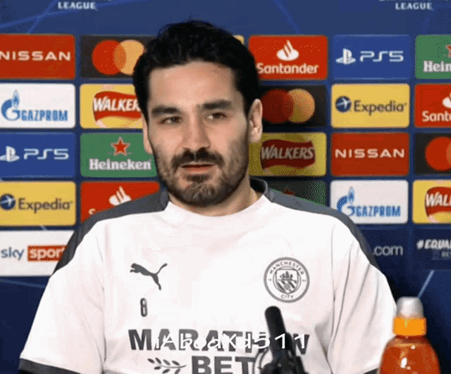 a man wearing a white shirt that says ' marat15v bet ' on it