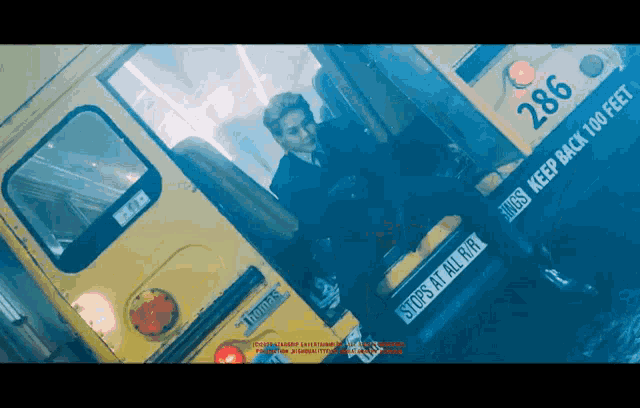 a yellow bus with the number 286 on the side