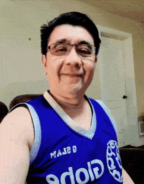 a man is wearing a blue jersey that says maje d