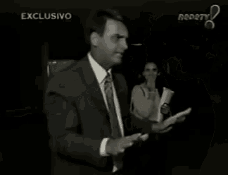 a man in a suit and tie is talking to a woman in a black and white photo with the word exclusivo on the bottom