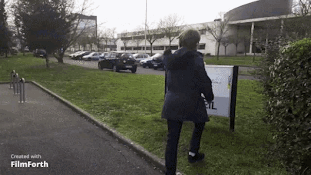 a person is standing in front of a sign that says e.l.