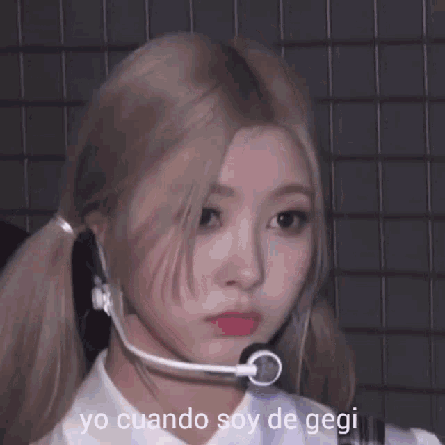 a girl with pigtails is wearing a microphone around her neck and says yo cuando soy de gegi on the bottom