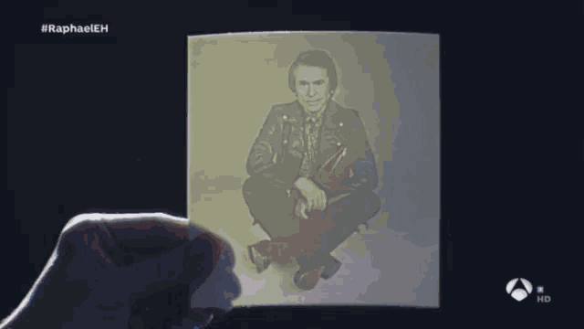a person is holding a piece of paper that says fotografia escondida on it