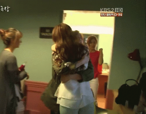 Eunyeon Hugs GIF - Eunyeon Hugs Happy GIFs