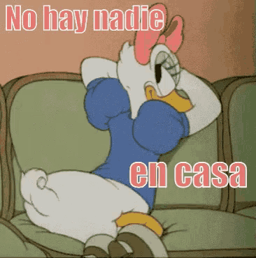 a cartoon of daisy duck sitting on a couch with the words no hay nadie en casa written above her