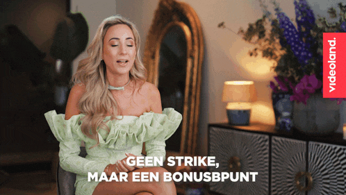 a woman in a green dress says geen strike maar een bonusbpunt in a video