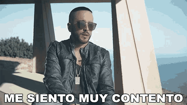 a man wearing sunglasses says me siento muy contento in spanish