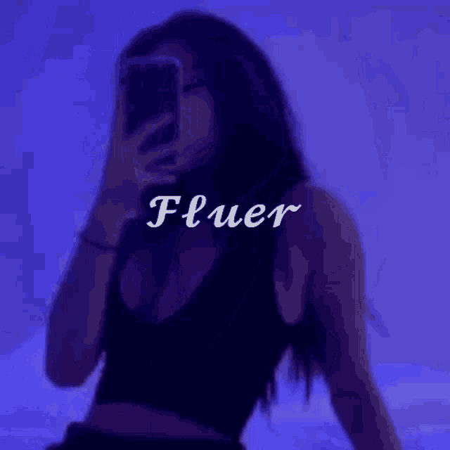 a woman is taking a picture of herself with the word fluer written above her