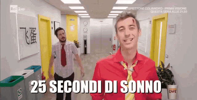 a man in a red shirt and tie says 25 secondi di sonno on the screen