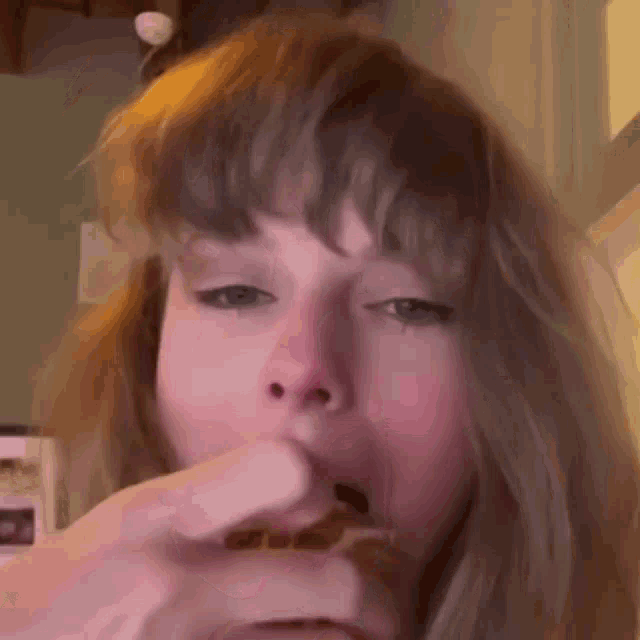 Taylor Swift Cookie GIF - Taylor Swift Cookie Cinnamon GIFs