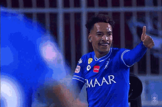 a man in a blue shirt that says maar on it