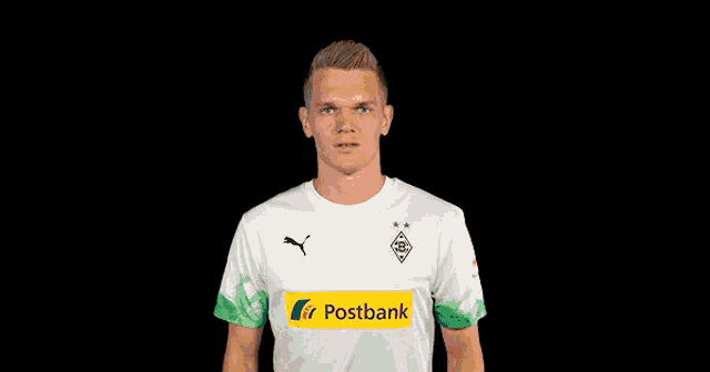 a soccer player wearing a white shirt with a green sleeve and a yellow stripe that says ' horbank '