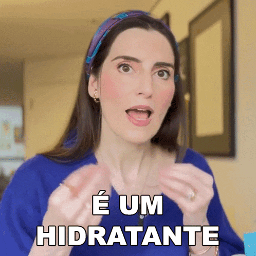 a woman says e um hidratante in a blue shirt