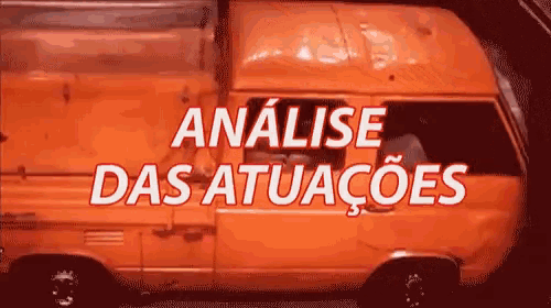 an orange van is driving down a street with the words " análise das atuacoes " on the side