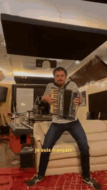 a man playing an accordion with the words je suis francais on the bottom right