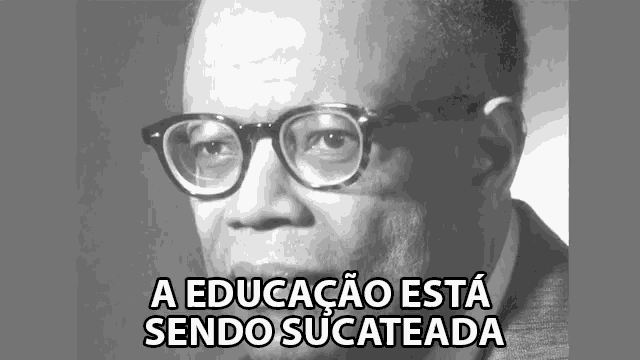 a black and white photo of a man with glasses and the words a educacao esta sendo sucateada below him