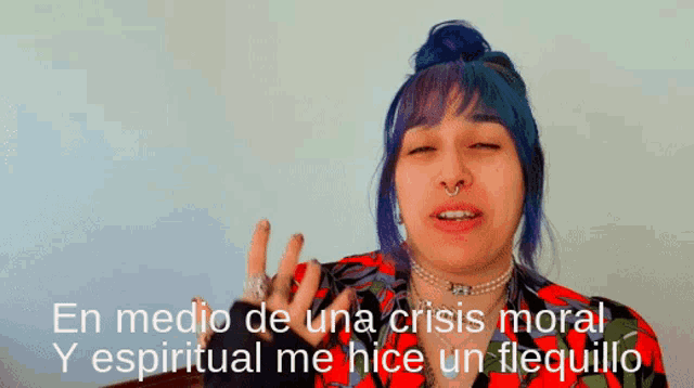 a woman with blue hair and a nose ring says en medio de una crisis moral y espiritual me hice un flequillo