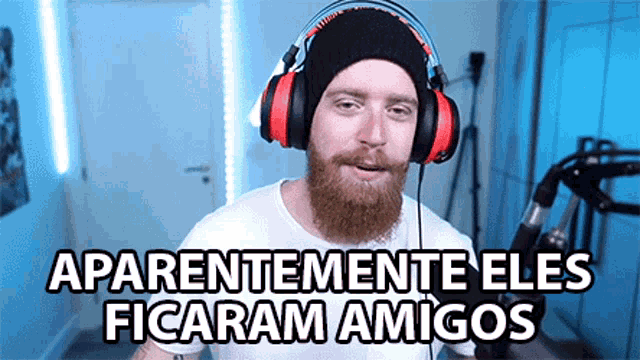 a man with a beard wearing headphones with the words aparentemente eles ficaram amigos written below him