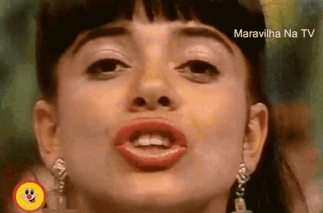 a close up of a woman 's face with the words " maravilha na " on the bottom right