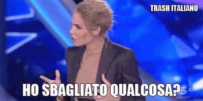 a woman in a suit is talking on a stage with the words ho sbagliato qualcosa written below her