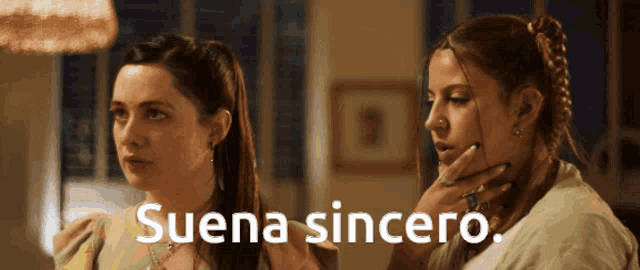 two women are standing next to each other with suena sincero written on the bottom right