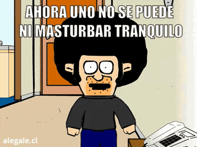 a cartoon of a man with an afro and the words " ahora uno no se puede ni masturbar tranquilo " above him