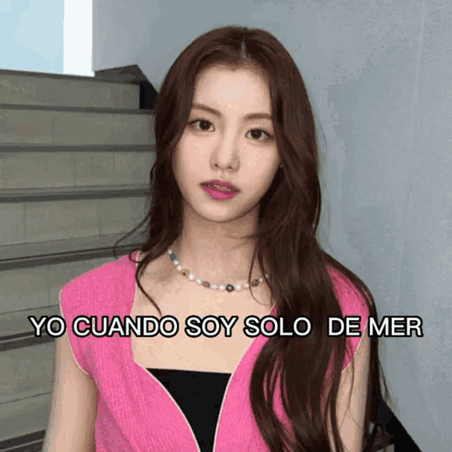 a woman in a pink top with the words yo cuando soy solo de mer