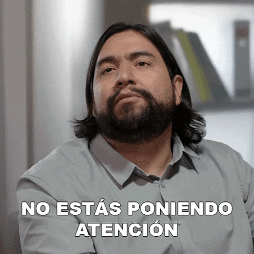 a man with a beard says no estas poniendo atencion in white letters