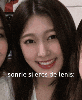 a close up of a woman smiling with the words sonrie si eres de lenis below her