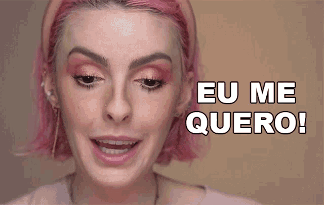 a woman with pink hair says eu me quero in a foreign language