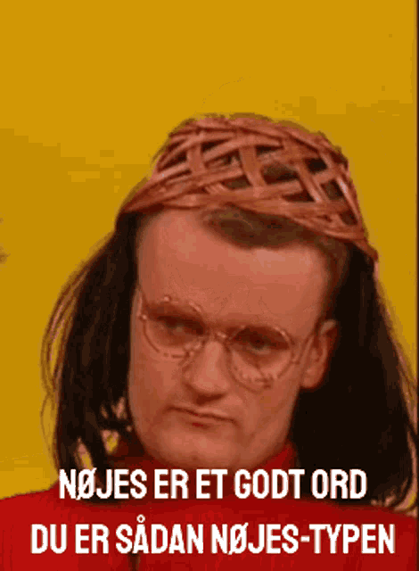 a man wearing glasses and a wicker headband with the words nojes er et godt ord